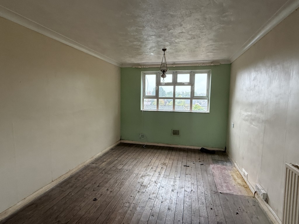 Lot: 161 - HOUSE IN NEED OF IMPROVEMENT - Living Room in House in Need of Modernisation